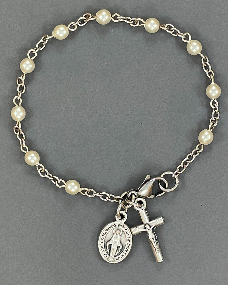 6.5-inch Delicate Glass Pearl Bracelet ($9.99 CAD)