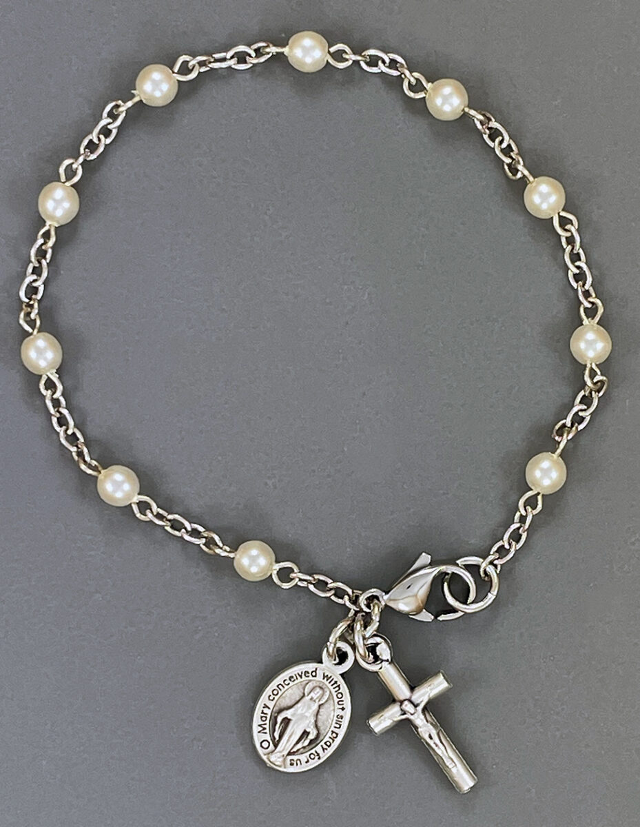 The 7-inch Delicate Glass Pearl Bracelet ($9.99 CAD)