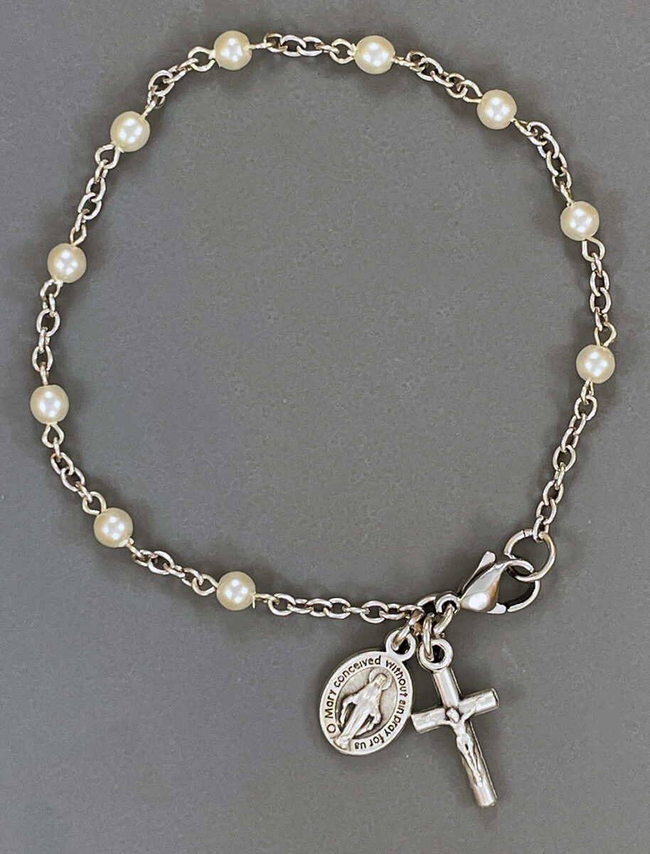 7.5-inch Delicate Glass Pearl Bracelet ($9.99 CAD)